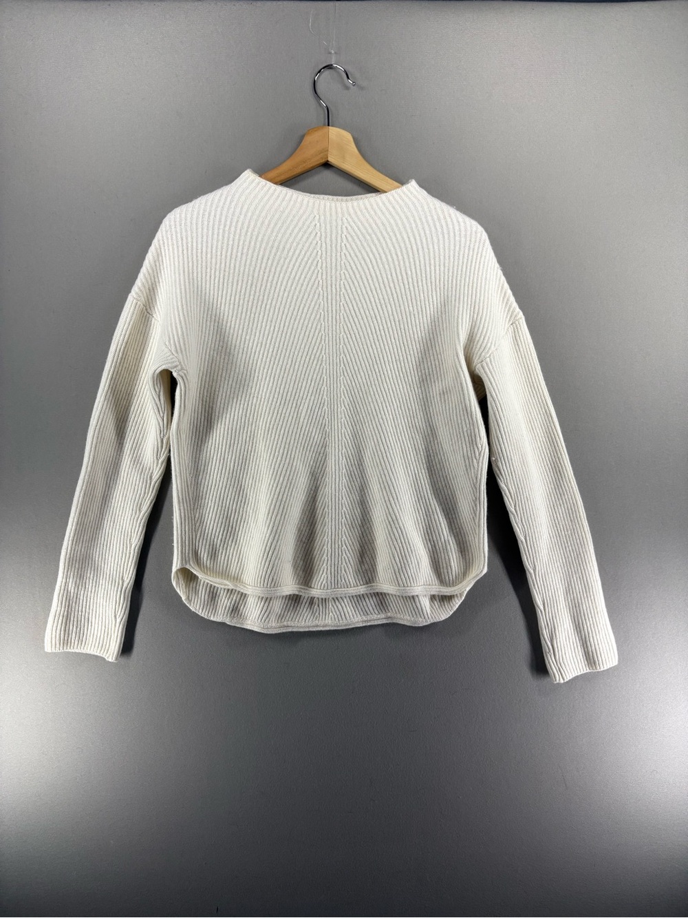 Aritzia Babaton Women cream ribbed knit sweater Size Large